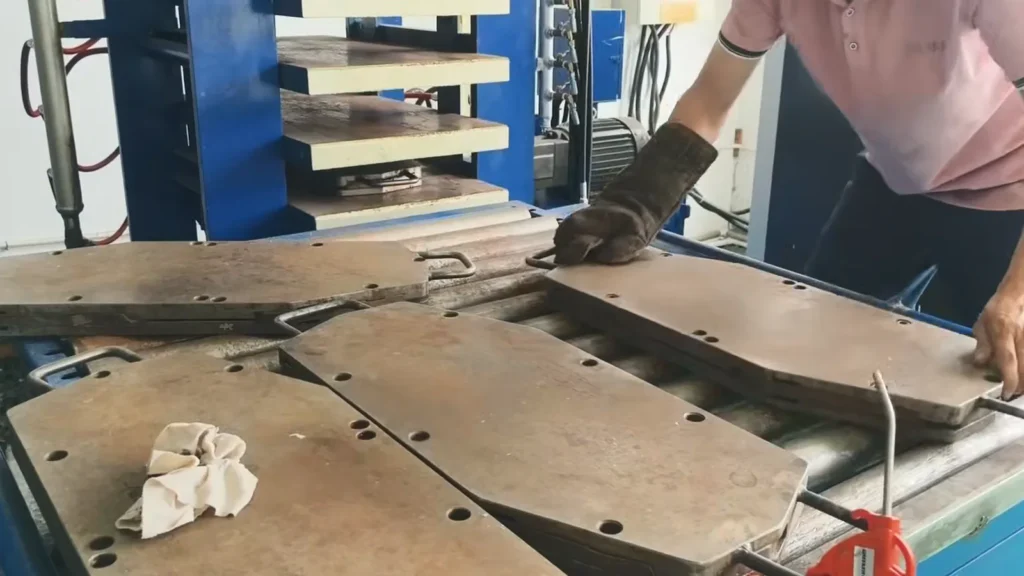 Matched paddle mould in a thermoforming press